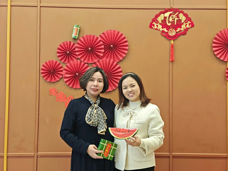 越南工贸部重庆贸易促进办公室主任赵翠娥女士与会长阮氏兰(Nguyễn Thị Lan)博士