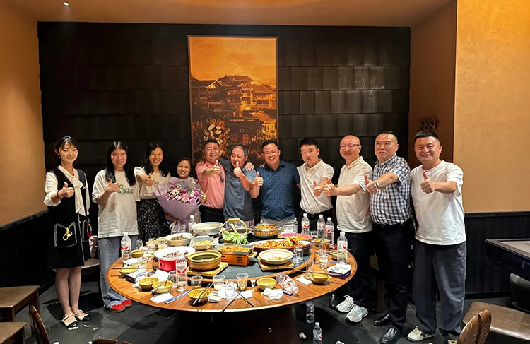 考察团与当地酒业代表
