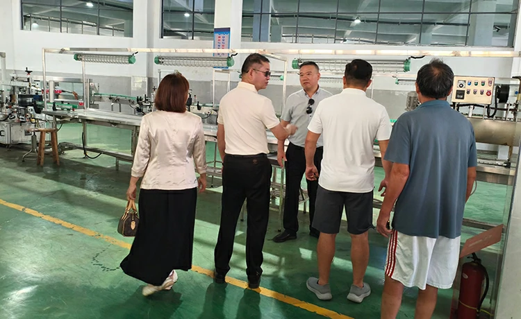 考察团参观灌装车间