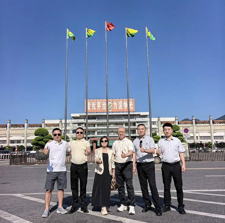 考察团与当地酒业代表