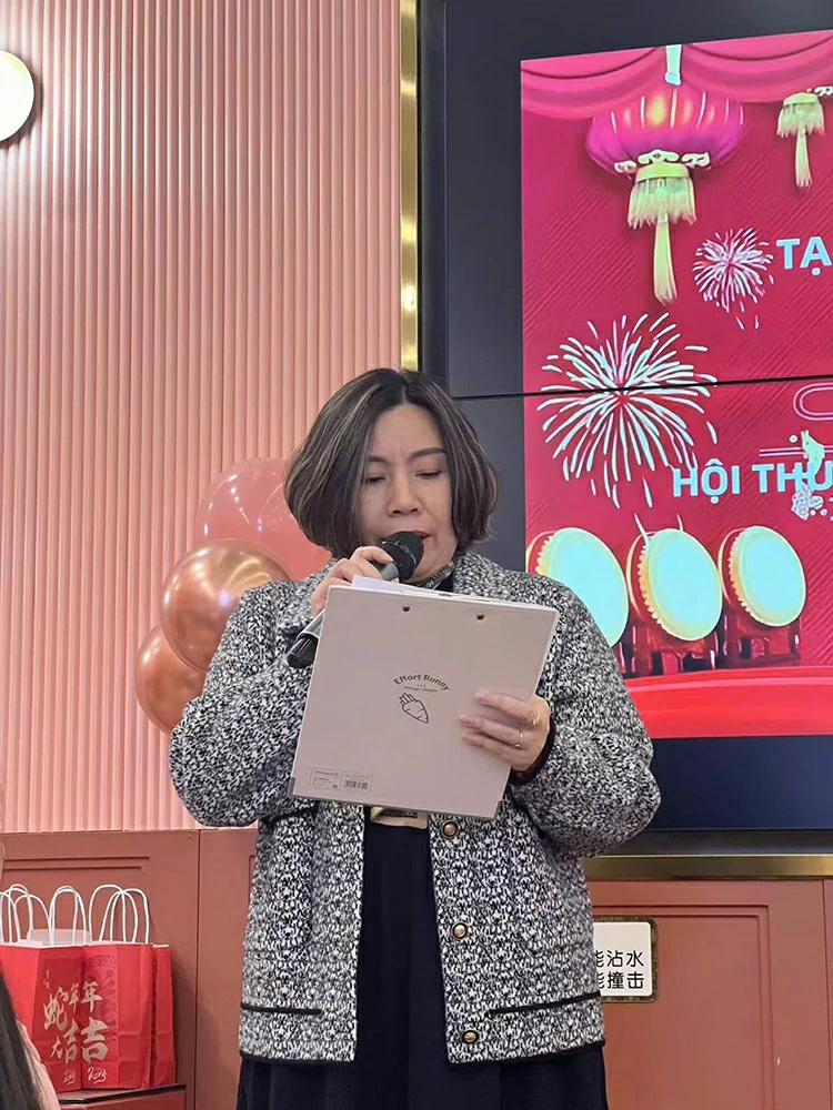 Bà Triệu Thúy Nga, Trưởng Văn phòng Xúc tiến Thương mại Việt Nam (Bộ Công Thương) tại Trùng Khánh phát biểu tại buổi gặp mặt..webp